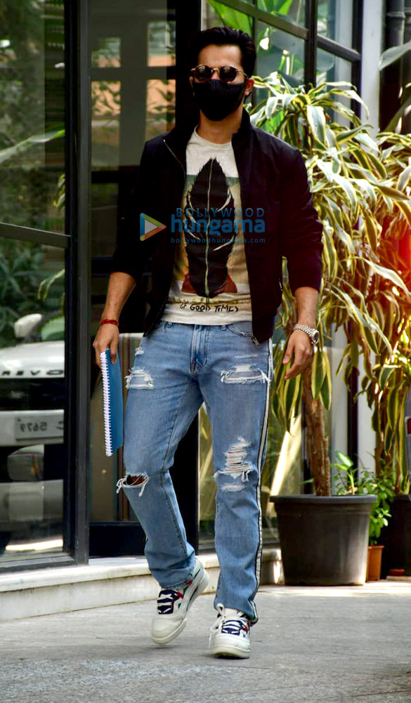 Photos: Varun Dhawan spotted in Bandra