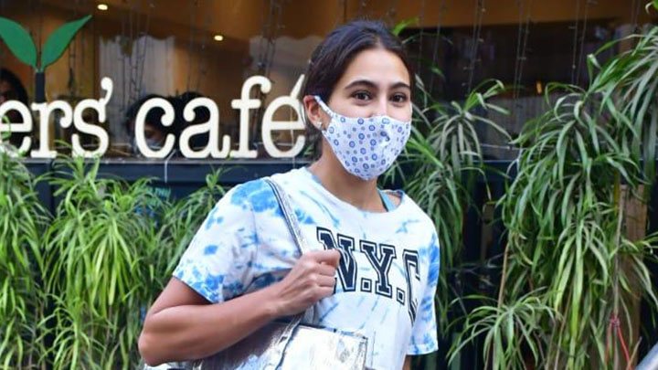 Sara Ali Khan spotted post-lunch at Farmer’s Cafe in Bandra Sara Ali Khan spotted post-lunch at Farmer's Cafe in Bandra