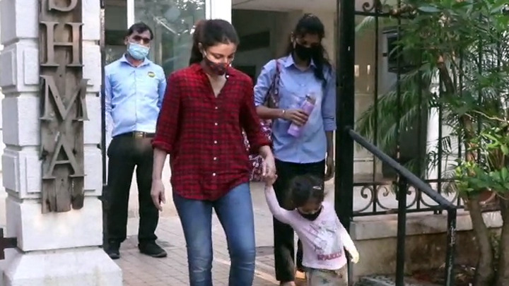 Soha Ali Khan with daughter snapped at Bandra Soha Ali Khan with daughter snapped at Bandra
