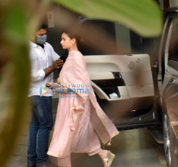Photos: Alia Bhatt snapped in Juhu Photos: Alia Bhatt snapped in Juhu