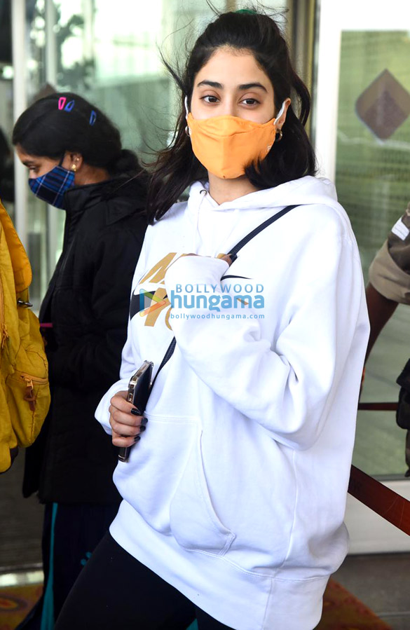 Photos: Janhvi Kapoor, Anil Kapoor, Karishma Tanna and others snapped at the airport Photos: Janhvi Kapoor, Anil Kapoor, Karishma Tanna and others snapped at the airport