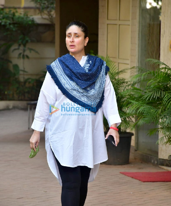 Photos: Kareena Kapoor Khan and Karisma Kapoor spotted in Bandra