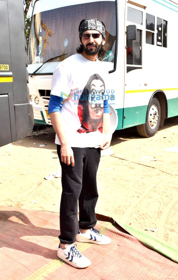 Photos: Kartik Aaryan snapped at a shoot in Versova
