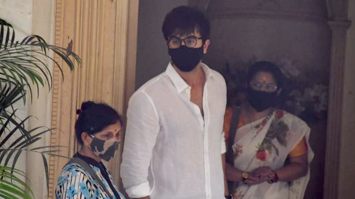 Ranbir Kapoor, Karisma Kapoor and others arrive at Rajiv Kapoor’s Bungalow in Chembur Photos: Ranbir Kapoor, Karisma Kapoor and others arrive at Rajiv Kapoor's Bungalow in Chembur
