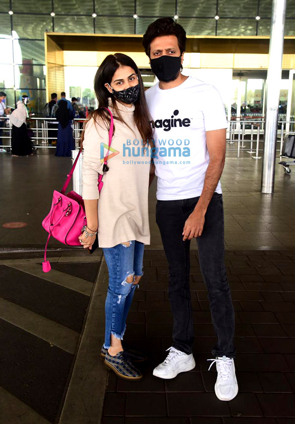 Photos: Riteish Deshmukh, Genelia Dsouza and Hiten Tejwani spotted at the airport Photos: Riteish Deshmukh, Genelia Dsouza and Hiten Tejwani spotted at the airport