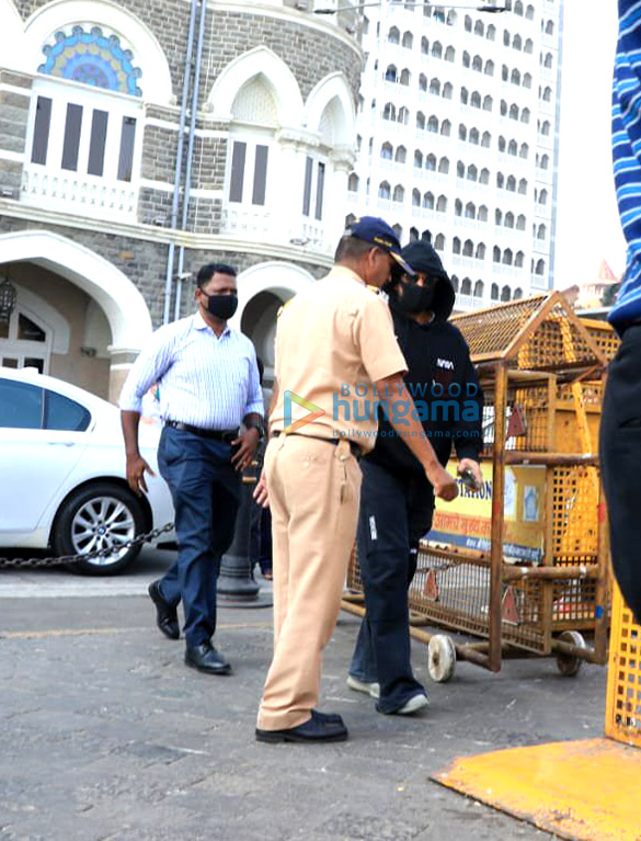 Photos: Shah Rukh Khan spotted at Gateway Of India