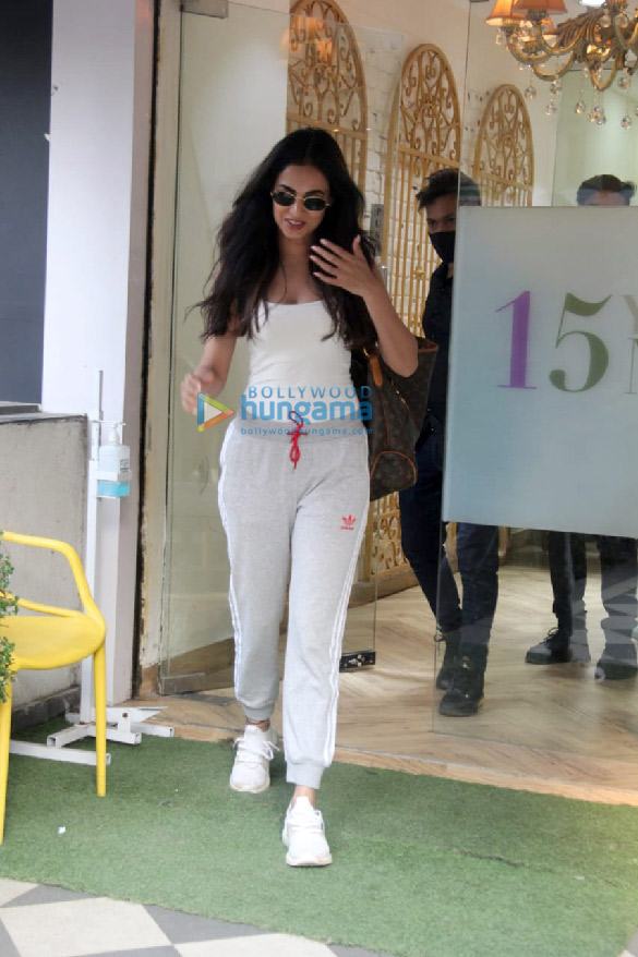 Photos: Sonal Chauhan spotted outside a salon in Bandra Photos: Sonal Chauhan spotted outside a salon in Bandra