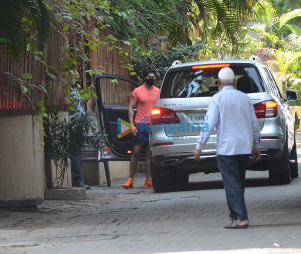 Photos: Varun Dhawan snapped at gym in Juhu