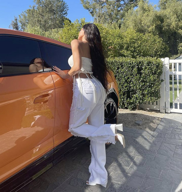 Kylie Jenner flaunts her summer wardrobe while striking a pose with her ...