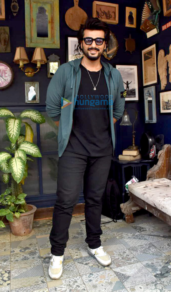 Photos: Arjun Kapoor, Sanjay Kapoor and Maheep Kapoor snapped post shoot in Juhu Photos: Arjun Kapoor, Sanjay Kapoor and Maheep Kapoor snapped post shoot in Juhu