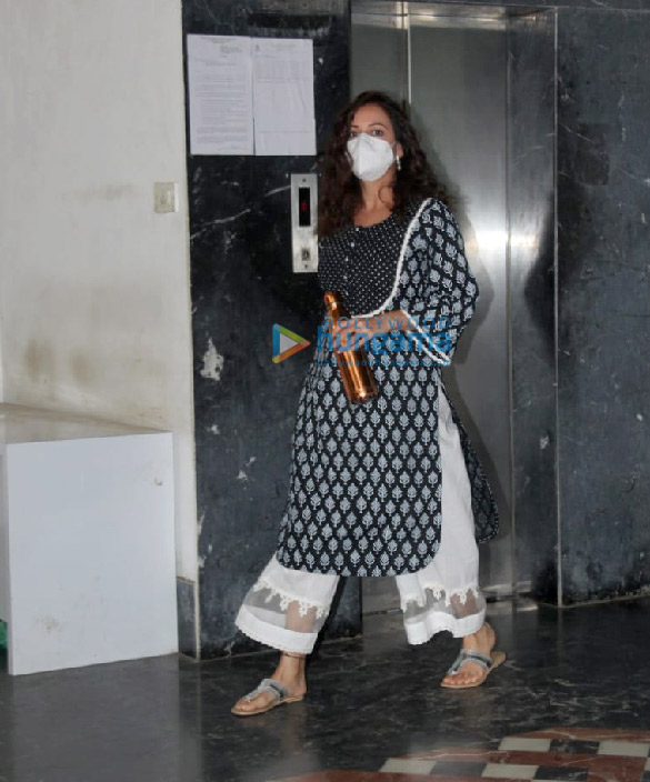 Photos: Dia Mirza spotted at a salon in Bandra Photos: Dia Mirza spotted at a salon in Bandra