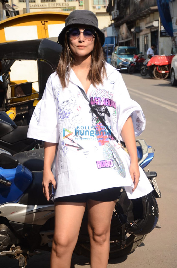 Photos: Hina Khan snapped in Andheri