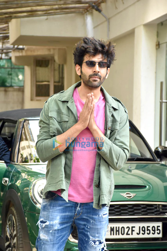 Photos: Kartik Aaryan snapped at a dubbing studio in Juhu