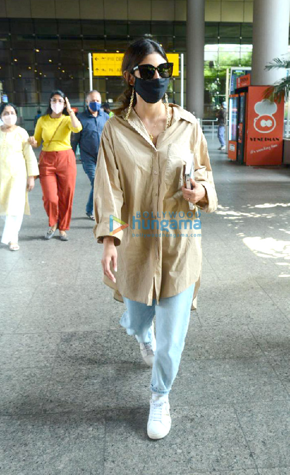 Photos: Mouni Roy, Diana Penty and others snapped at the airport