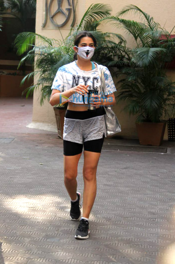 Photos: Sara Ali Khan snapped at the gym in Santacruz Photos: Sara Ali Khan snapped at the gym in Santacruz