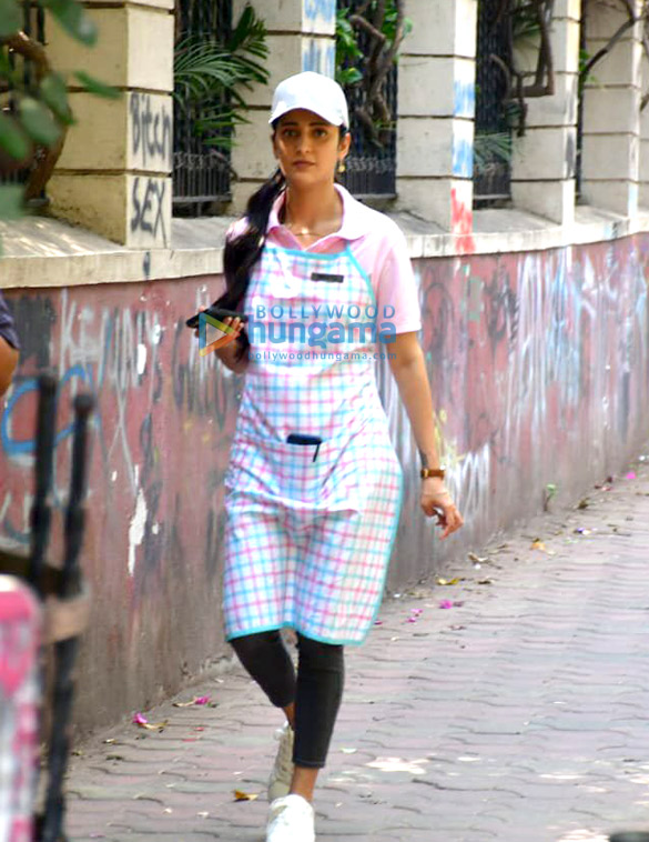 Photos: Shruti Haasan spotted shooting in Bandra Photos: Shruti Haasan spotted shooting in Bandra