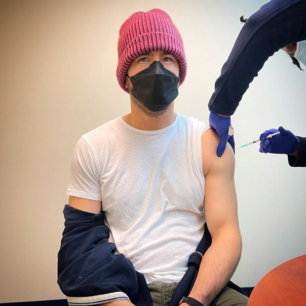 रयान रेनॉल्ड्स को COVID-19 वैक्सीन की पहली खुराक मिली, 'आखिरकार 5G मिला' 