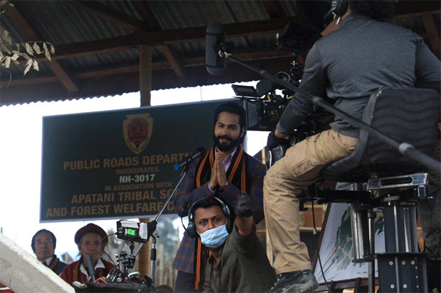 द सेट पर: अरुणाचल प्रदेश के सीएम पेमा खांडू वरुण धवन और भेडिया के कलाकारों से मिलने गए