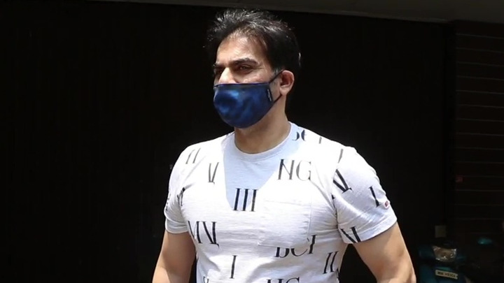 Arbaaz Khan spotted at salon in Bandra Arbaaz Khan spotted at salon in Bandra