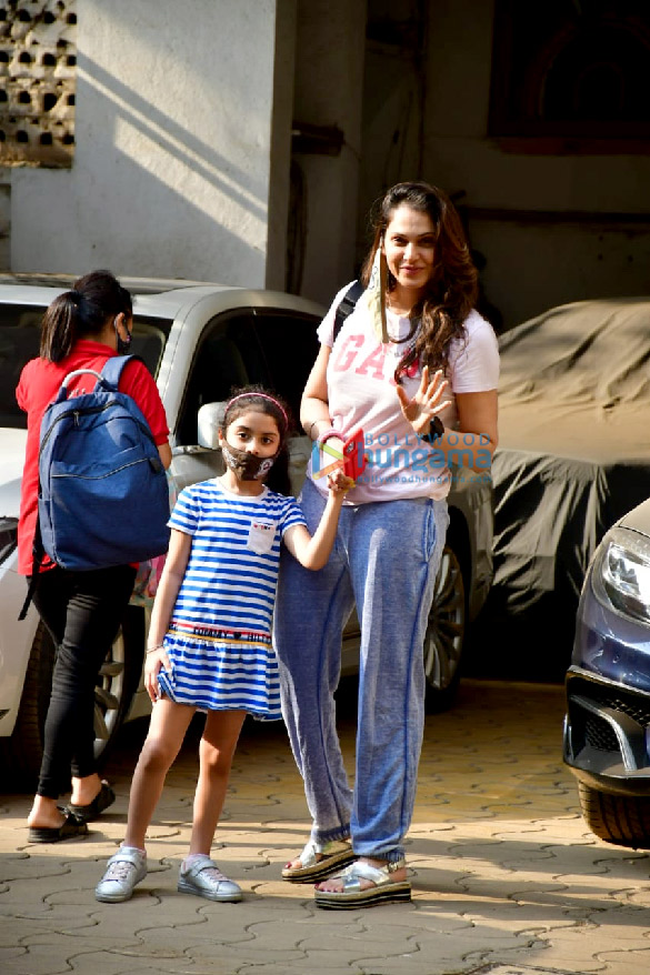 Photos Isha Koppikar with daughter spotted in Bandra (2) | Rianna