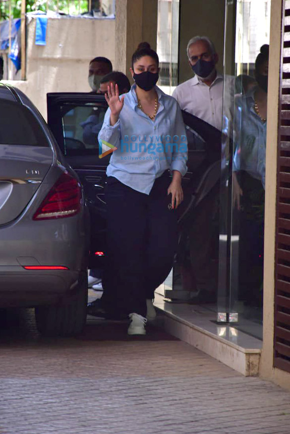 Photos: Kareena Kapoor Khan snapped at Karisma Kapoor’s house Photos: Kareena Kapoor Khan snapped at Karisma Kapoor's house