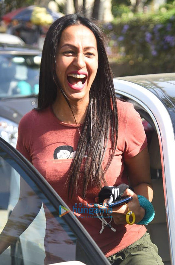Photos: Kashmera Shah snapped at Hakim Aalim’s salon in Versova