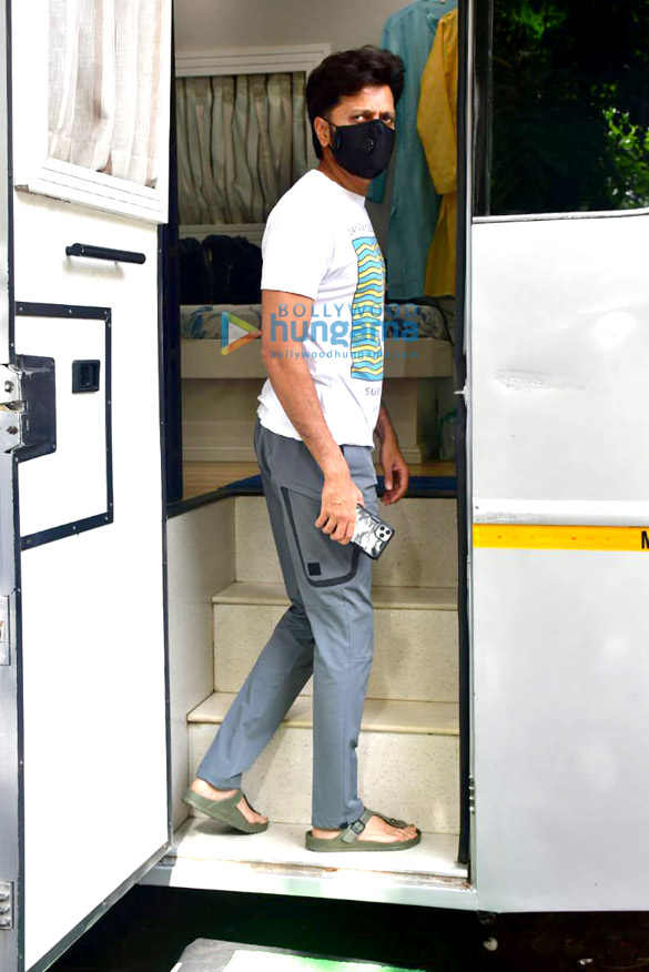 Photos: Riteish Deshmukh and Genelia Dsouza spotted in Bandra for a shoot