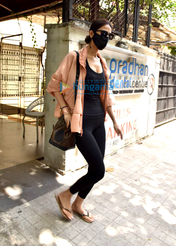 Photos: Vaani Kapoor snapped at clinic in Juhu Photos: Vaani Kapoor snapped at clinic in Juhu