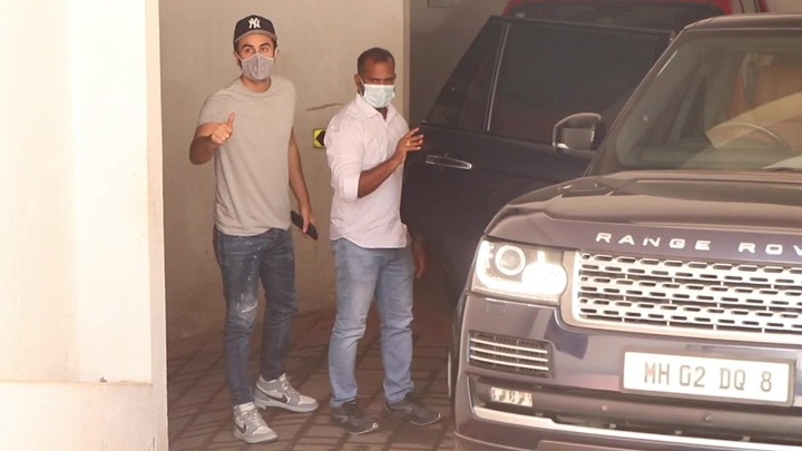 Ranbir Kapoor spotted post clinic visit in Bandra Ranbir Kapoor spotted post clinic visit in Bandra