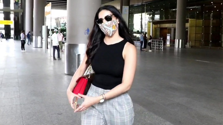 Spotted – Amyra Dastur, Soni Razdan and Shaheen Bhatt at Airport Spotted - Amyra Dastur, Soni Razdan and Shaheen Bhatt at Airport