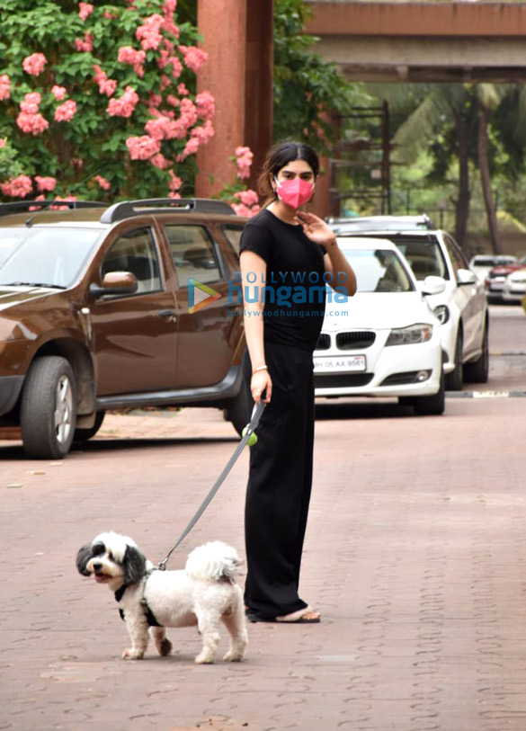 Photos: Khushi Kapoor snapped with her pet in Lokhandwala