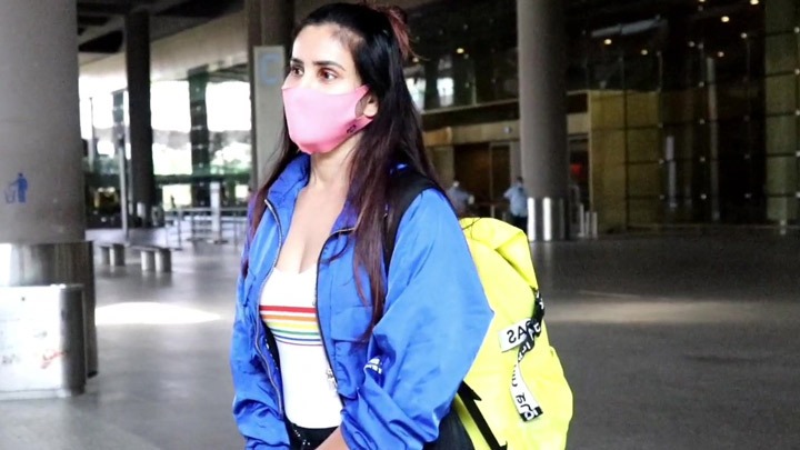 Spotted – Zoya Akhtar, Sonnalli Seygall and Sahil at Airport Spotted - Zoya Akhtar, Sonnalli Seygall and Sahil at Airport