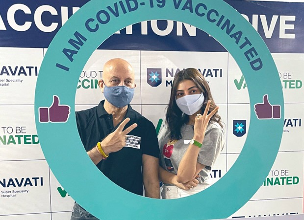 काजल अग्रवाल ने COVID वैक्सीन की पहली जैब ली;  टीकाकरण केंद्र पर अनुपम खेर में धक्कामुक्की