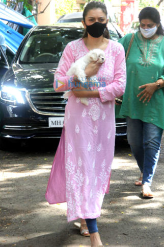 Photos: Hansika Motwani spotted outside a pet clinic in Khar
