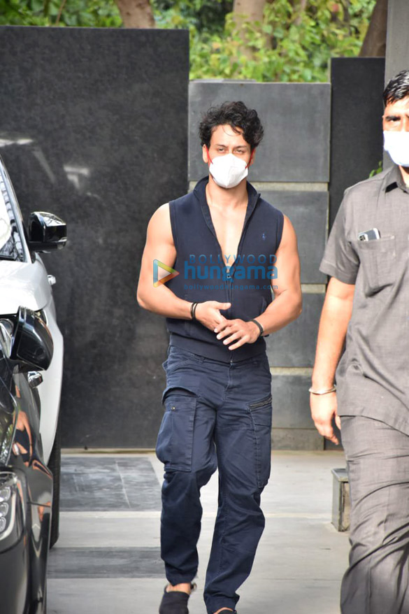 Photos: Tiger Shroff snapped at Puja films in Juhu