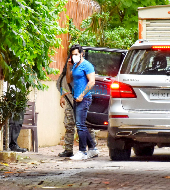 Photos: Varun Dhawan snapped in Juhu Photos: Varun Dhawan snapped in Juhu