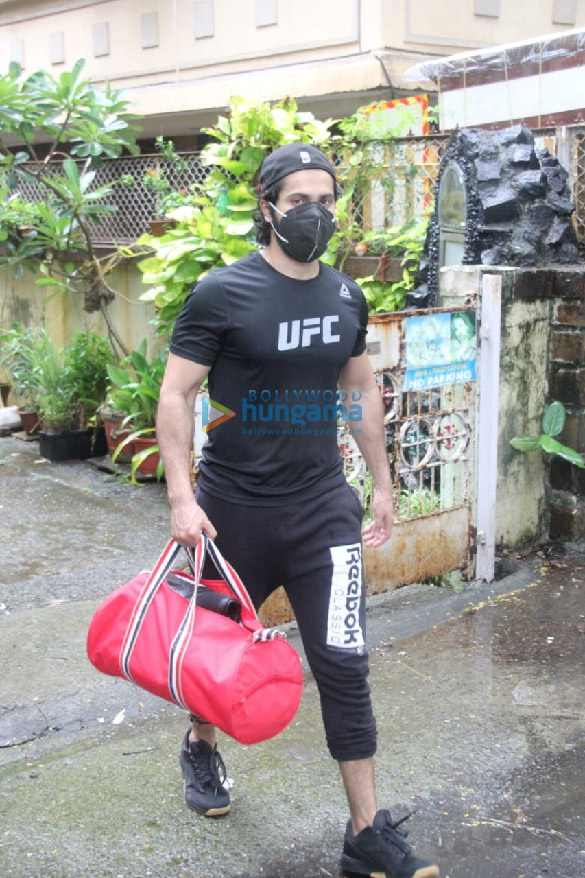 Photos: Varun Dhawan spotted in Bandra
