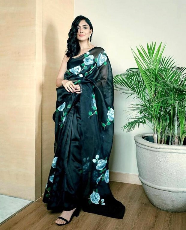 Mrunal-Thakur-stuns-in-black-printed-organza-saree-worth-Rs.-19500-1.jpg