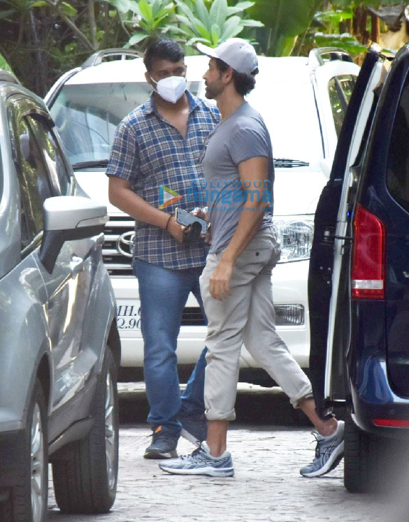 Photos: Hrithik Roshan snapped in Juhu Photos: Hrithik Roshan snapped in Juhu