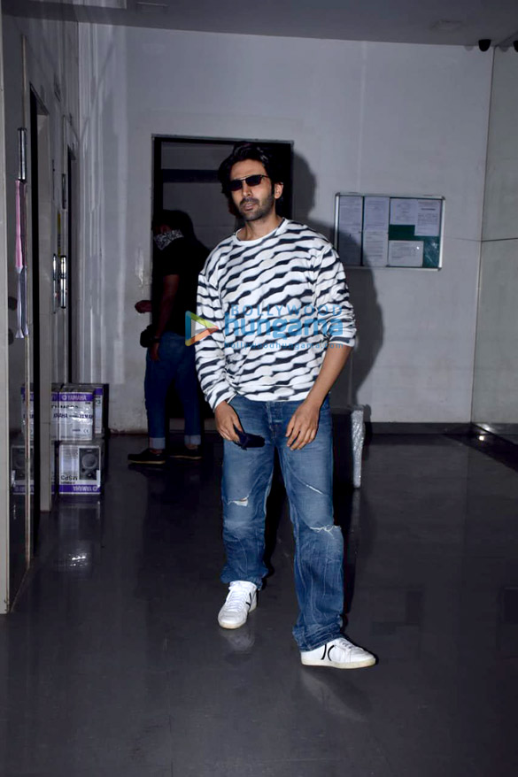 Photos: Kartik Aaryan snapped in Andheri Photos: Kartik Aaryan snapped in Andheri