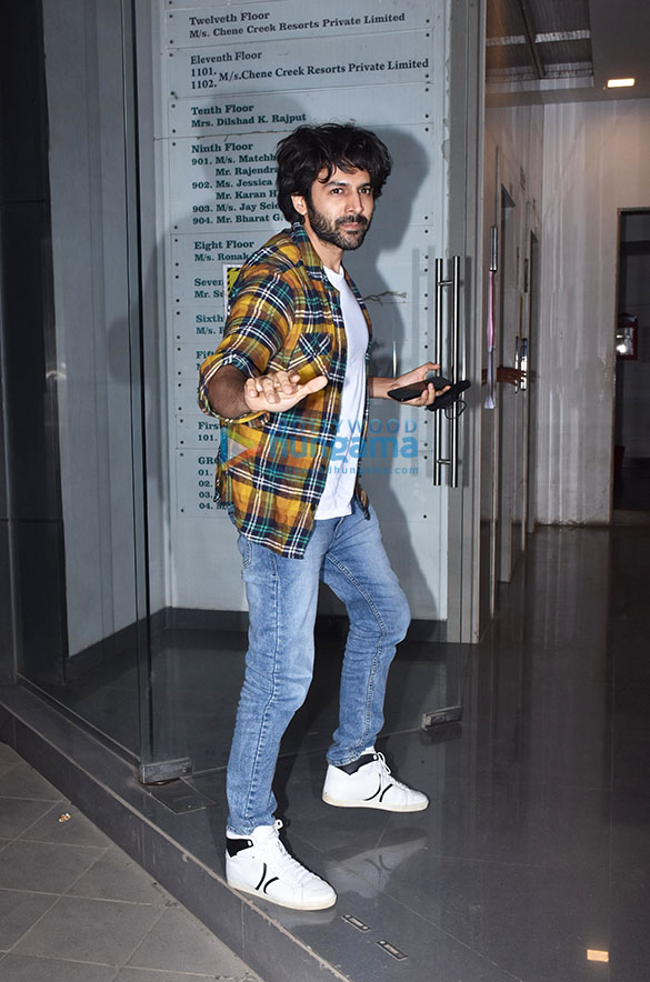 Photos: Kartik Aaryan snapped in Andheri