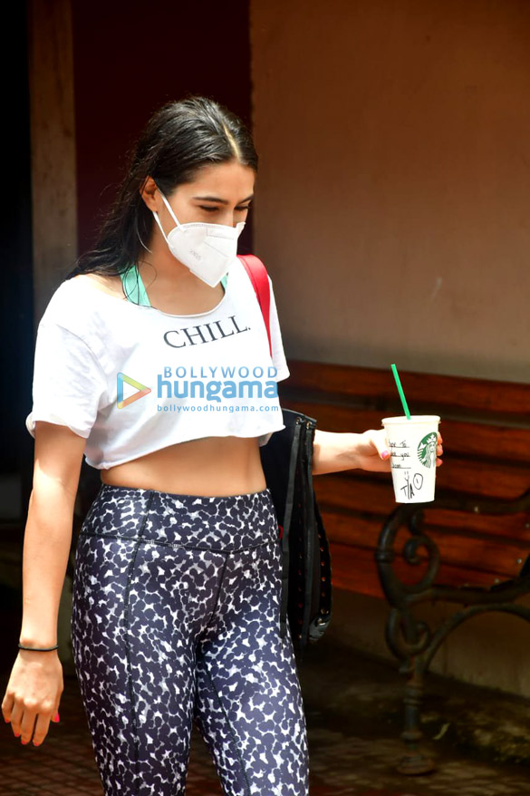 Photos: Sara Ali Khan and Janhvi Kapoor snapped at pilates studio Photos: Sara Ali Khan and Janhvi Kapoor snapped at pilates studio