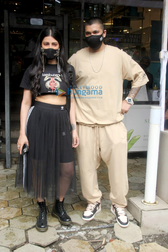 Photos: Shruti Haasan snapped with her boyfriend at Foodhall in Santacruz Photos: Shruti Haasan snapped with her boyfriend at Foodhall in Santacruz