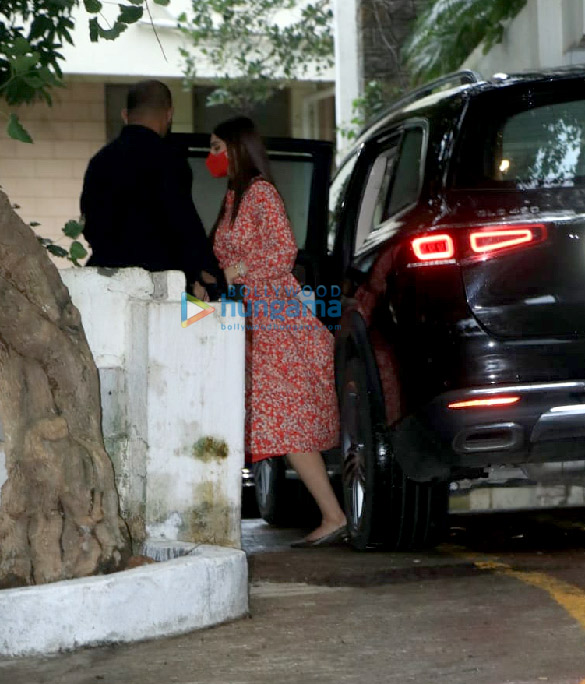 Photos: Sonam Kapoor Ahuja snapped in Bandra