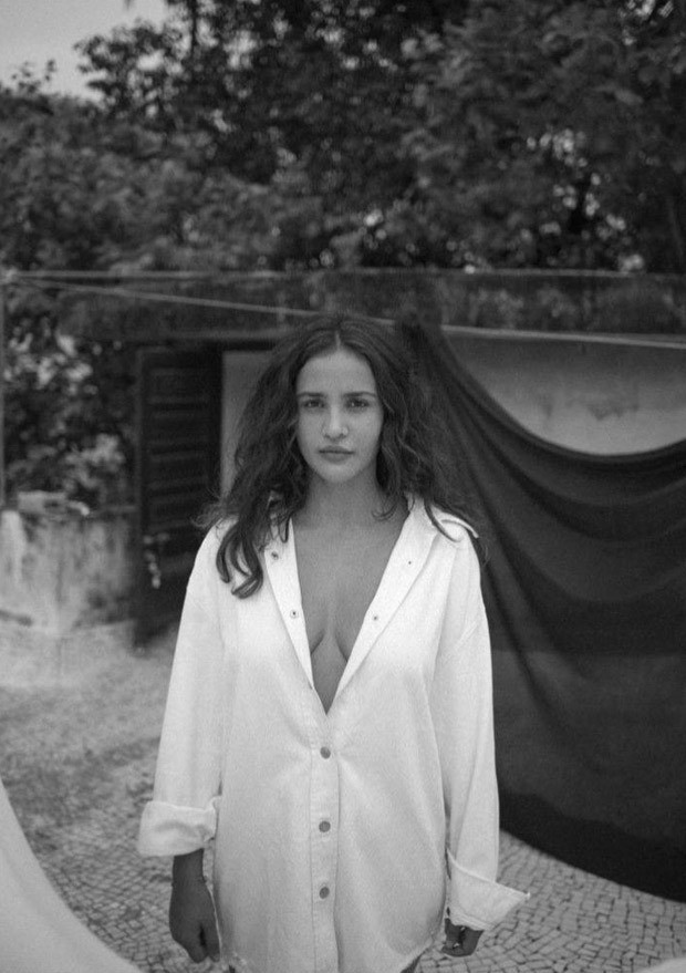 Aisha-Sharma-gives-a-smouldering-expression-for-her-latest-monochrome-pictures-2.jpg