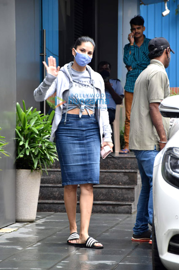 Photos: Sunny Leone snapped in Juhu Photos: Sunny Leone snapped in Juhu