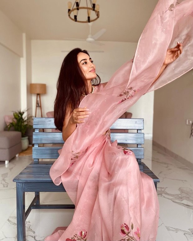 Qubool-Hai-actress-Surbhi-Jyoti-looks-elegant-in-powder-pink-hand-painted-organza-saree-worth-Rs-4.jpg