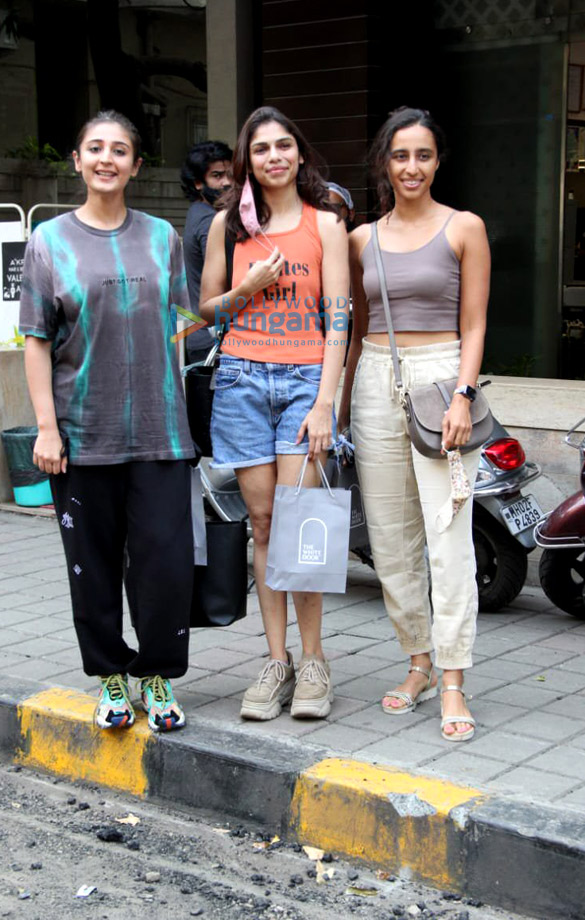 Photos: Dhvani Bhanushali, Namrata Purohit and Sharmin Segal spotted in Bandra Photos: Dhvani Bhanushali, Namrata Purohit, and Sharmin Segal spotted in Bandra