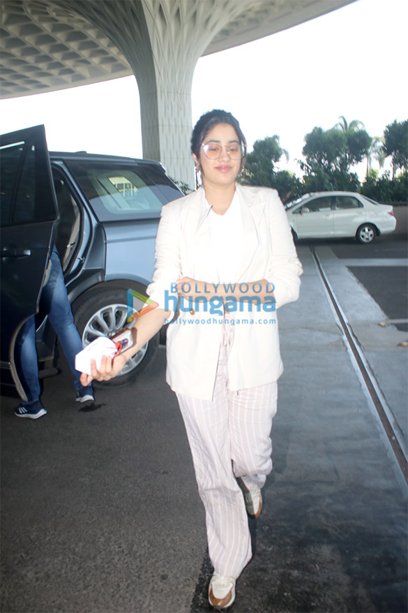 Photos: Janhvi Kapoor and Katrina Kaif snapped at the airport Photos: Janhvi Kapoor and Katrina Kaif snapped at the airport