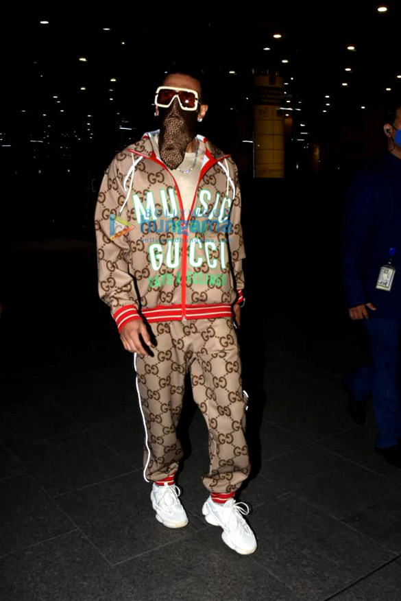 Photos: Ranveer Singh, Nushrratt Bharuccha, Pooja Hegde and others snapped at the airport Photos: Ranveer Singh, Nushrratt Bharuccha, Pooja Hegde and others snapped at the airport